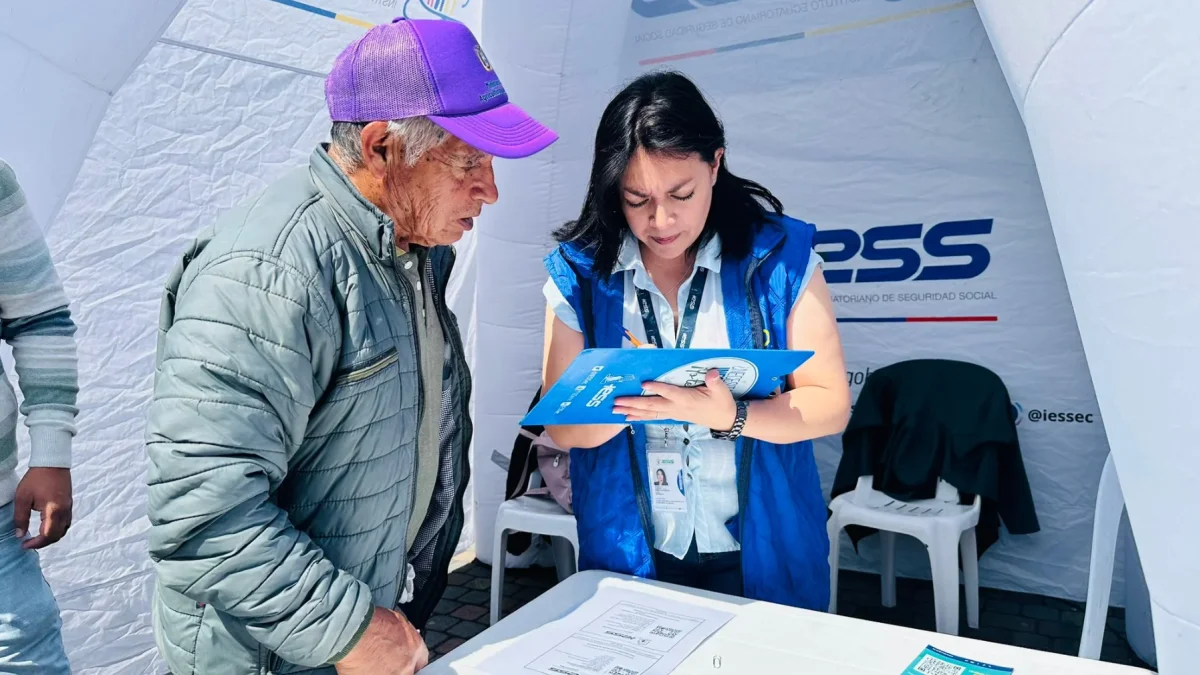 Un jubilado escucha sobre los beneficios del IESS.