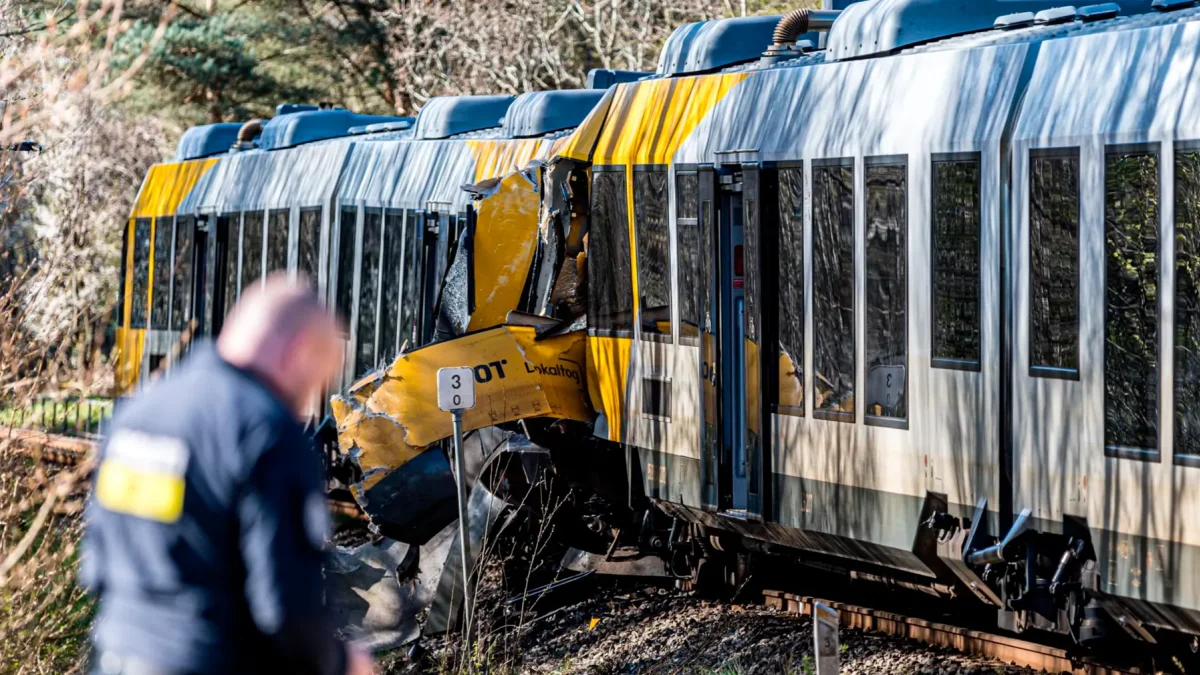Los servicios de emergencia inspeccionan el lugar del accidente tras la colisión de dos trenes entre Hilleroed y Kagerup en Isteroedvejen, Dinamarca, este jueves.
