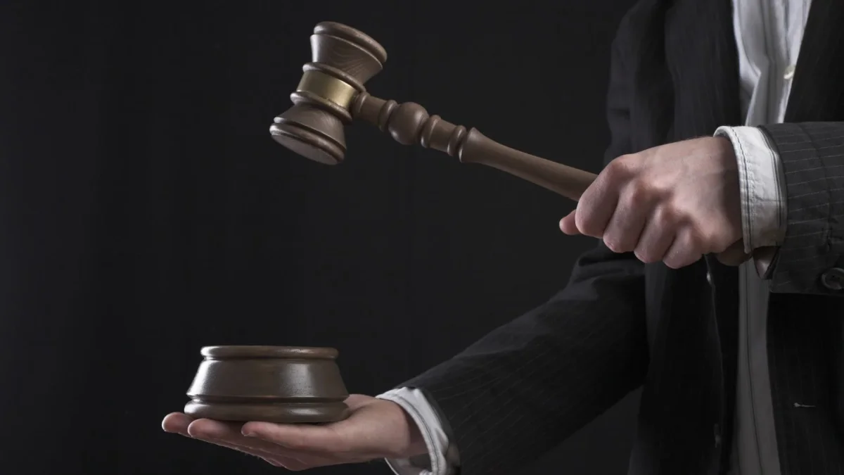 En caso de ausencia definitiva de un juez que ya anunció oralmente una decisión pero que no alcanzó a ponerla por escrito, el reemplazante no está obligado a suscribirla si no la comparte.