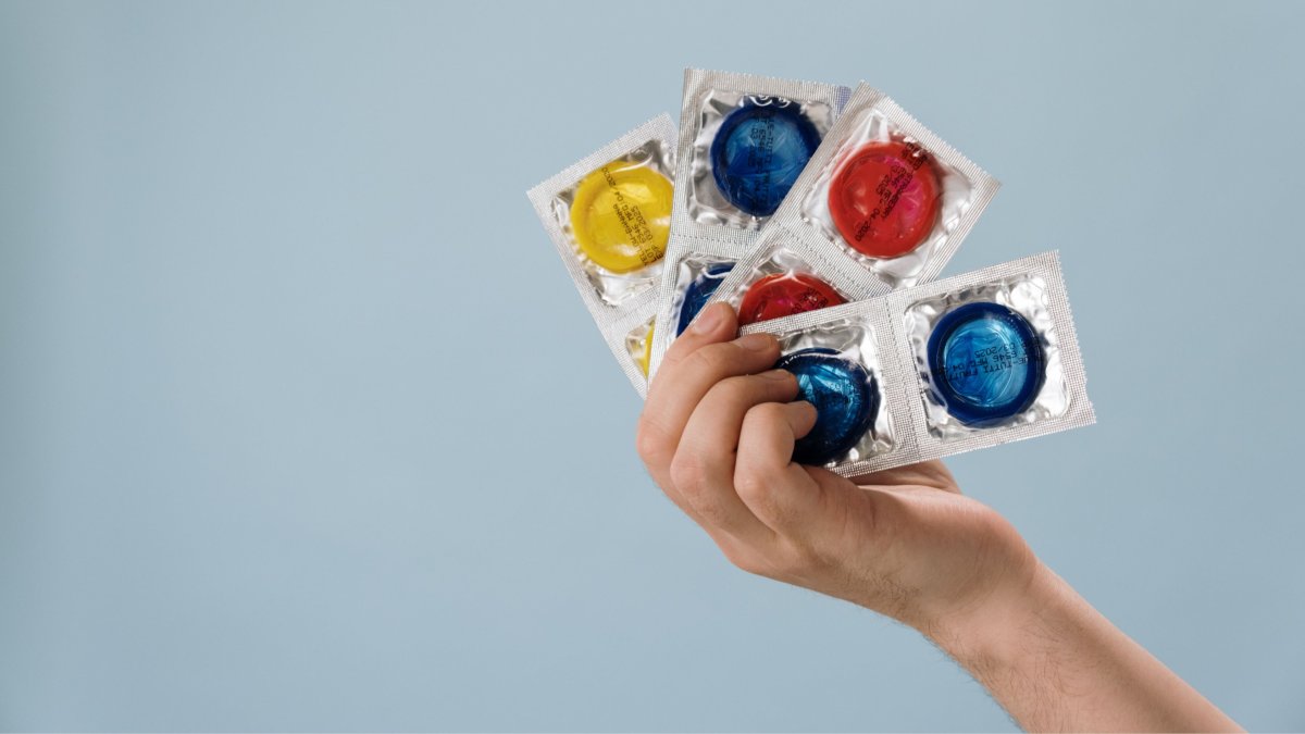 Los preservativos en programas de salud podrían encarecerse y reducir su disponibilidad por la guerra en Irán y el bloqueo del estrecho de Ormuz.