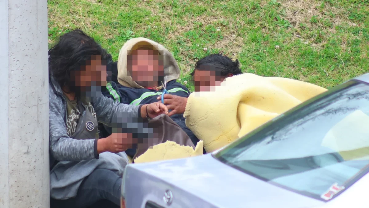 Frente a la iglesia de El Belén, en el parque La Alameda, en Quito, tres hombres se cubren con una esponja; beben, después de las 10:00 del lunes. Tienen una tijera y la empuñadura de una pistola.