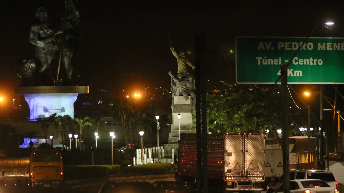 Transporte pesado mueve carga pesada de noche.