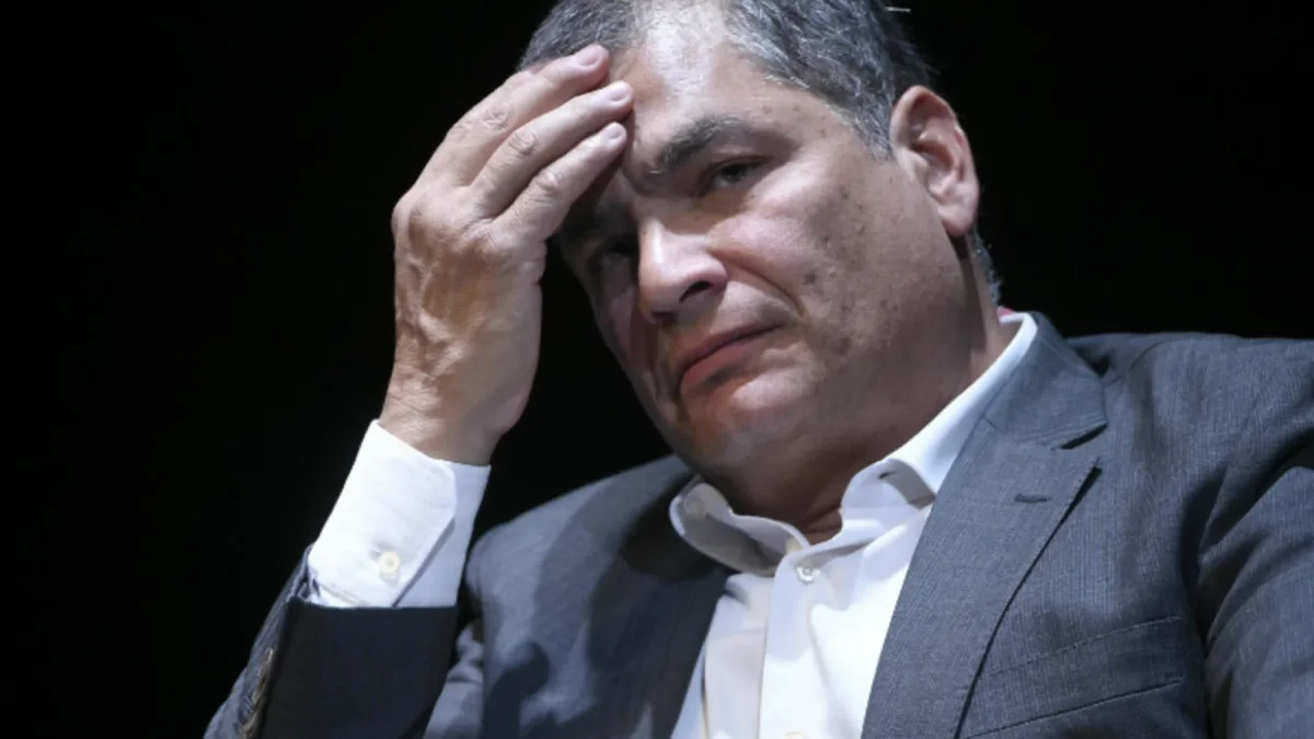 El expresidente Rafael Correa publicó los nombres de alcaldes y autoridades que votaron por Encalada tras la salida de Marcela Aguiñaga.