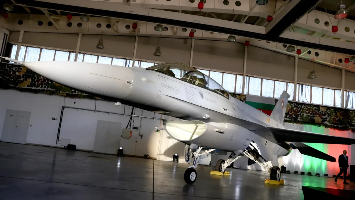 Fotografía de archivo del 13 de abril de 2025 que muestra el nuevo avión de combate F-16 Block 70 procedente de Estados Unidos.