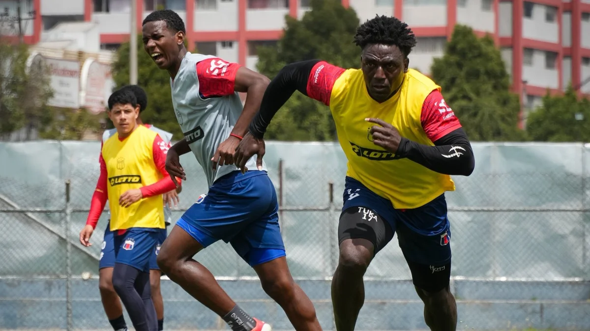 Roberto 'La Tuka' Ordóñez (d) es una de las figuras de Deportivo Quito para la Copa Ecuador.
