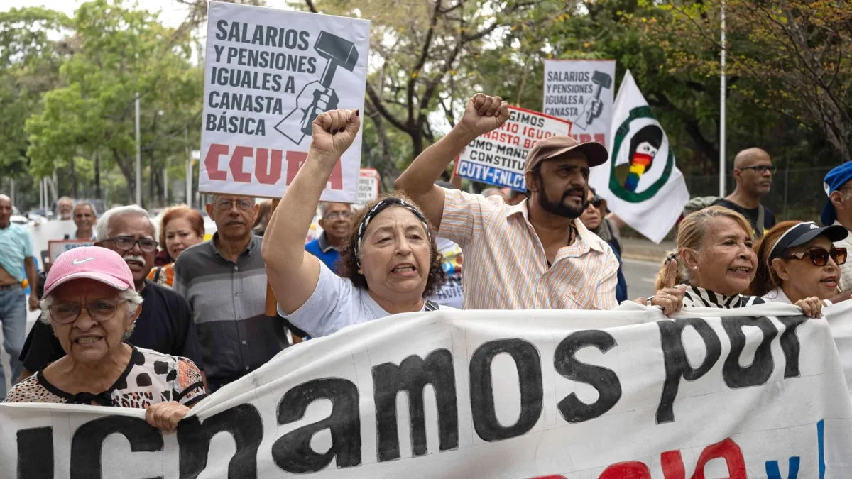 Protesta de educadores universitarios frente a la Universidad Central de Venezuela este miércoles, en Caracas (Venezuela).