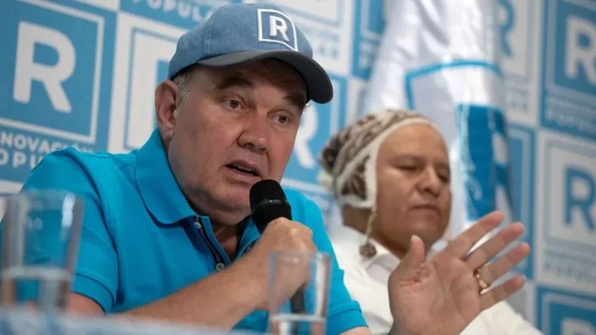 El candidato Rafael López Aliaga durante una transmisión en redes, en la que lanzó amenazas contra el jefe de la ONPE en medio de sus denuncias de fraude electoral.