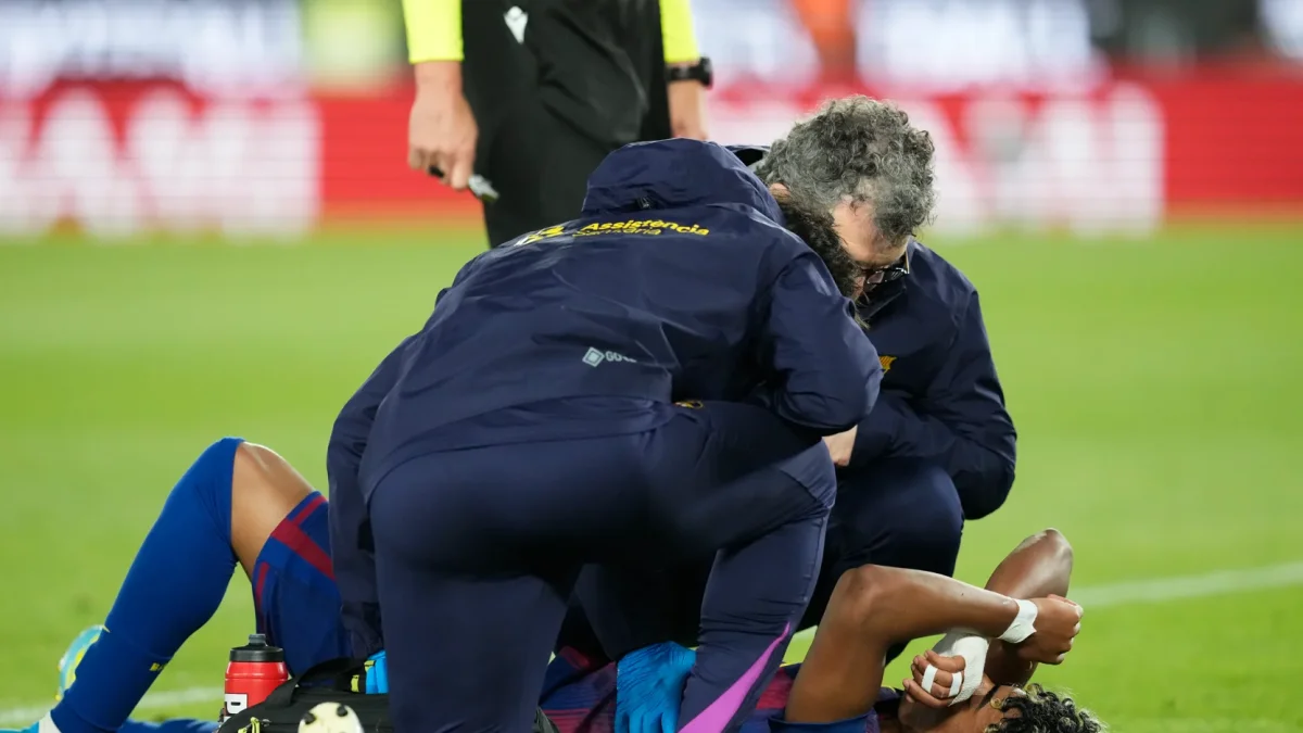 El delantero del FC Barcelona Lamine Yamal se lesiona durante el partido de la jornada 33 de LaLiga que FC Barcelona y Celta de Vigo.
