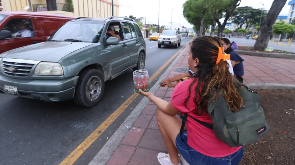 Una mujer vende caramelos en la calle en Guayaquil.