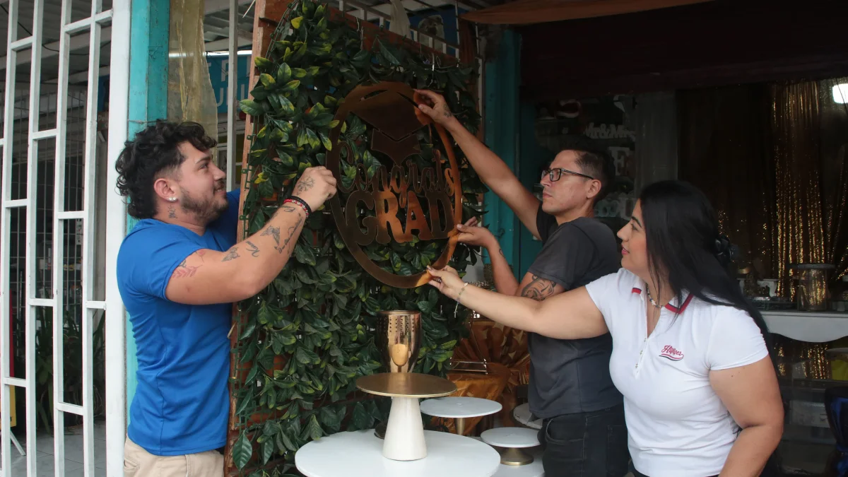 Un local que organiza fiestas alista la decoración para una celebración.