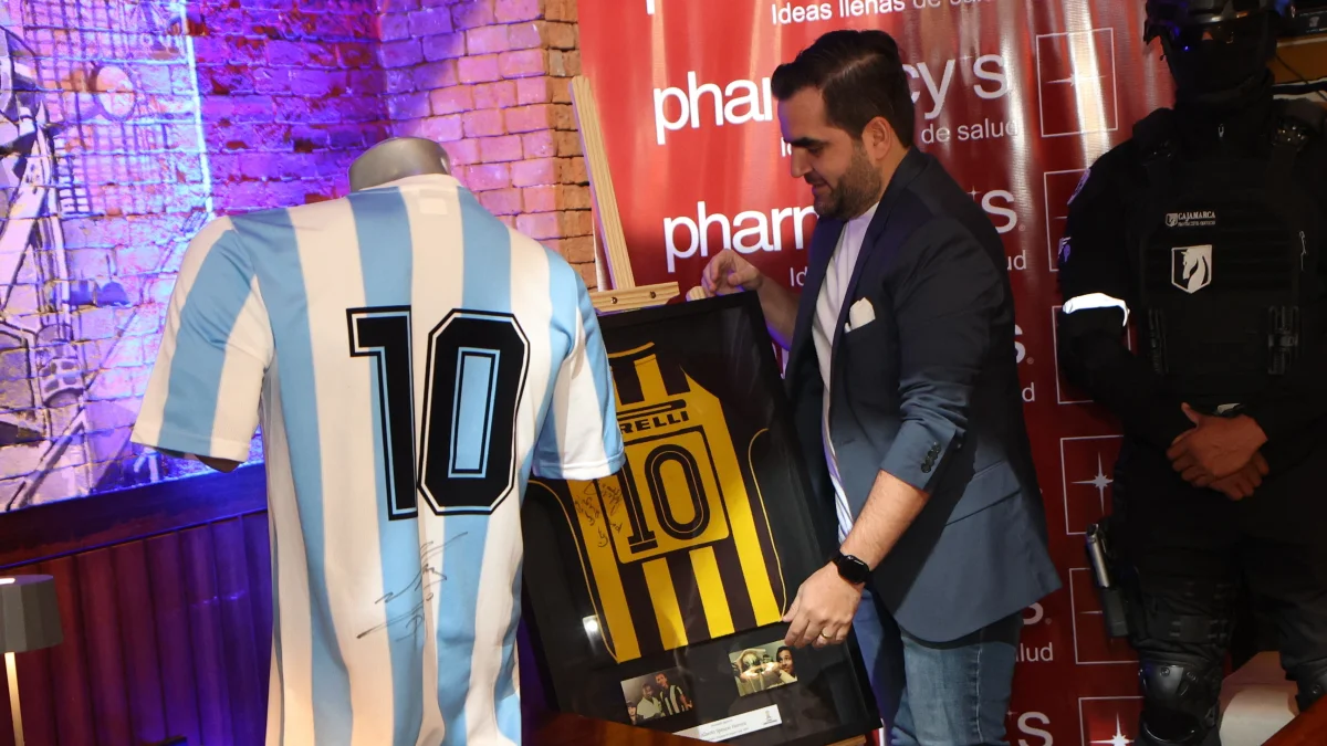 La Expogol presenta reliquias del fútbol nacional y Mundial. Juan Pablo Béjar es el dueño de la colección.