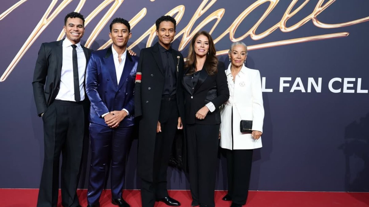 Jafaar Jackson junto a sus hermanos, mamá Alejandra Jackson y su abuela.