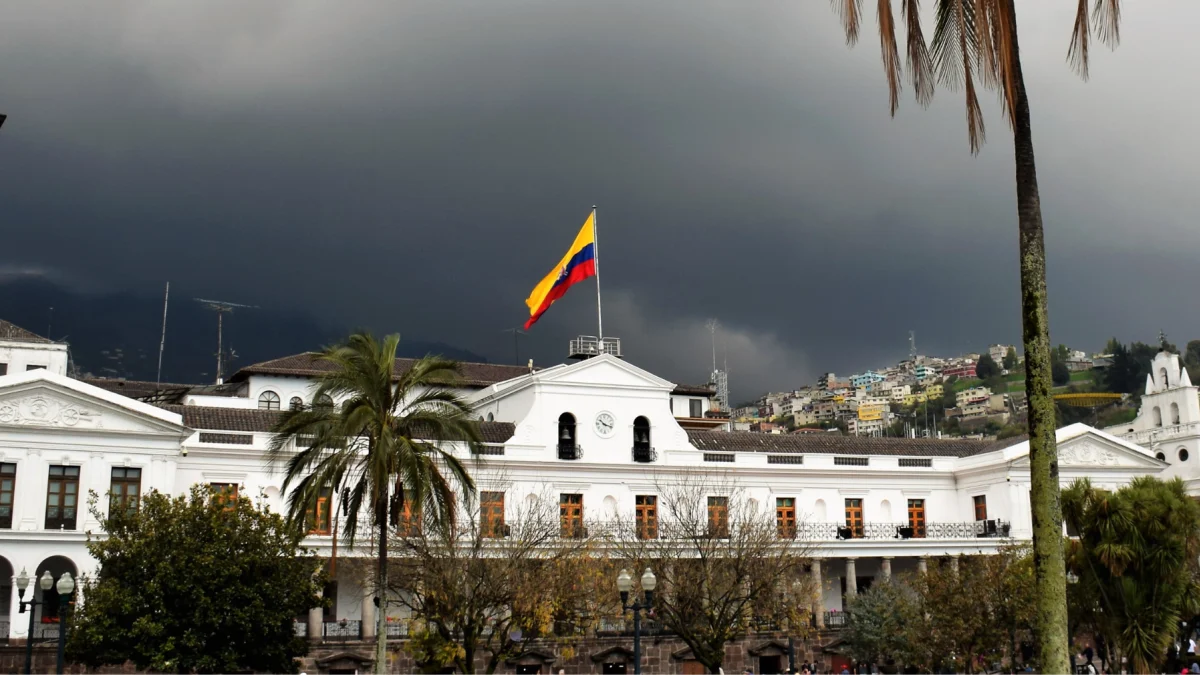 El debate público cuestiona la respuesta del Gobierno ante la crisis.