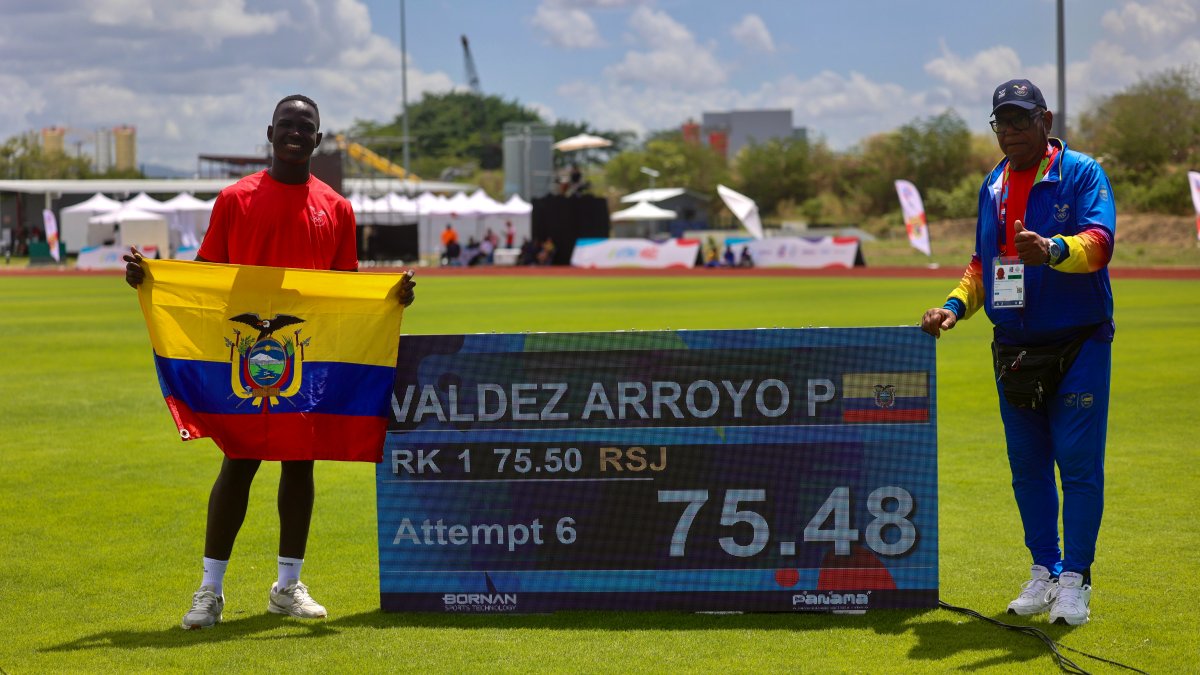 Patry Valdez (i), junto a su entrenador. El tricolor se quedó a 2 centímetros del récord mundial.