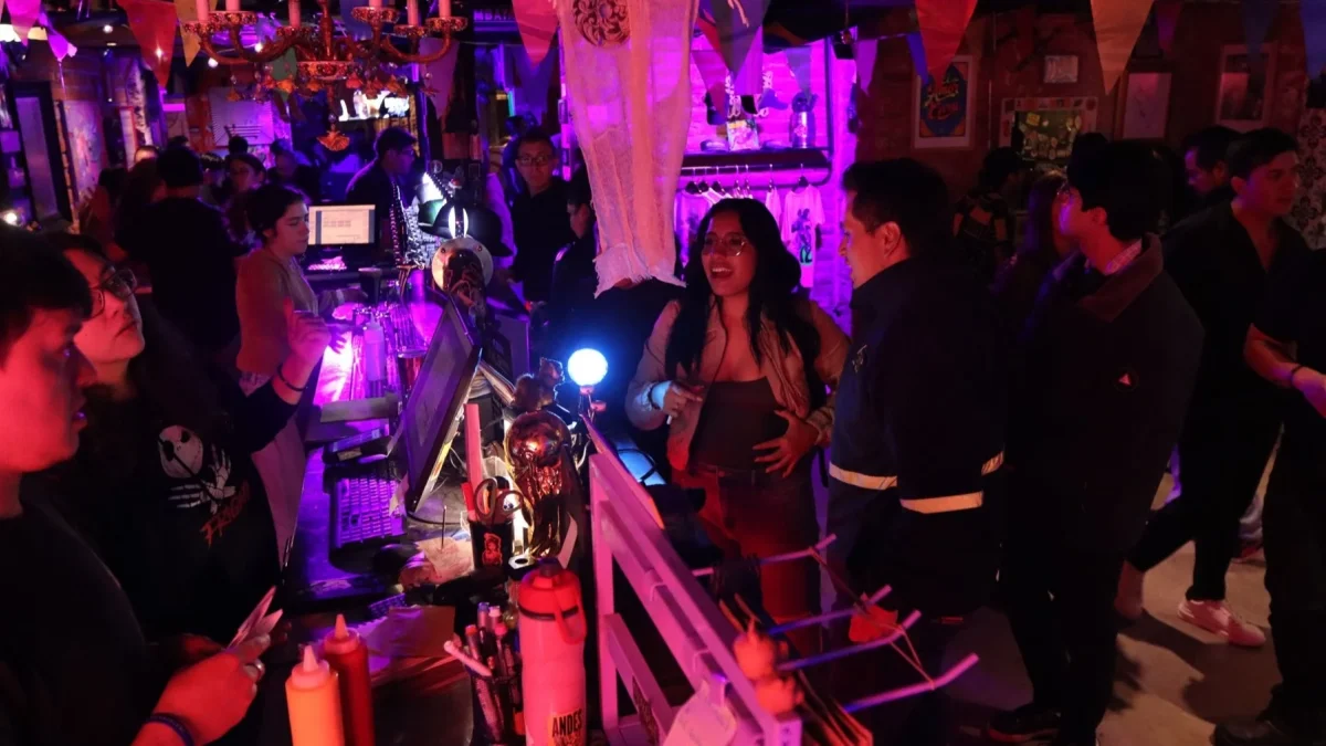 La hora pico de atención en bares y gastropubs en Quito arranca a partir de las 23:00.