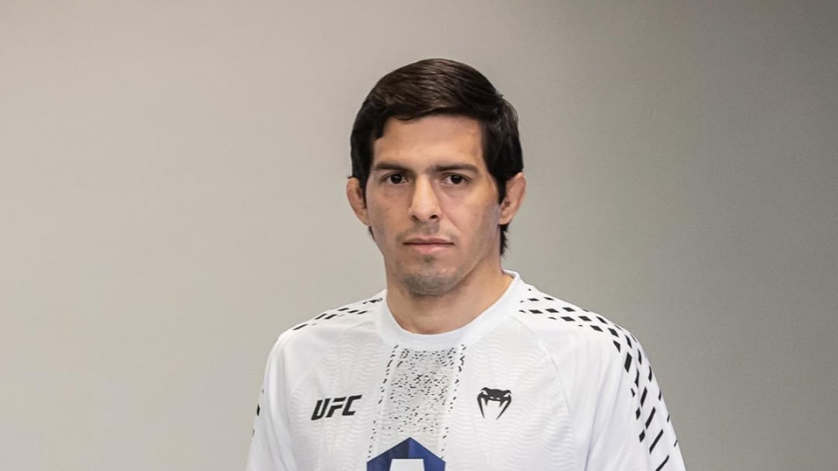 Adrián durante su primera sesión de fotos como participante de una cartelera de la UFC