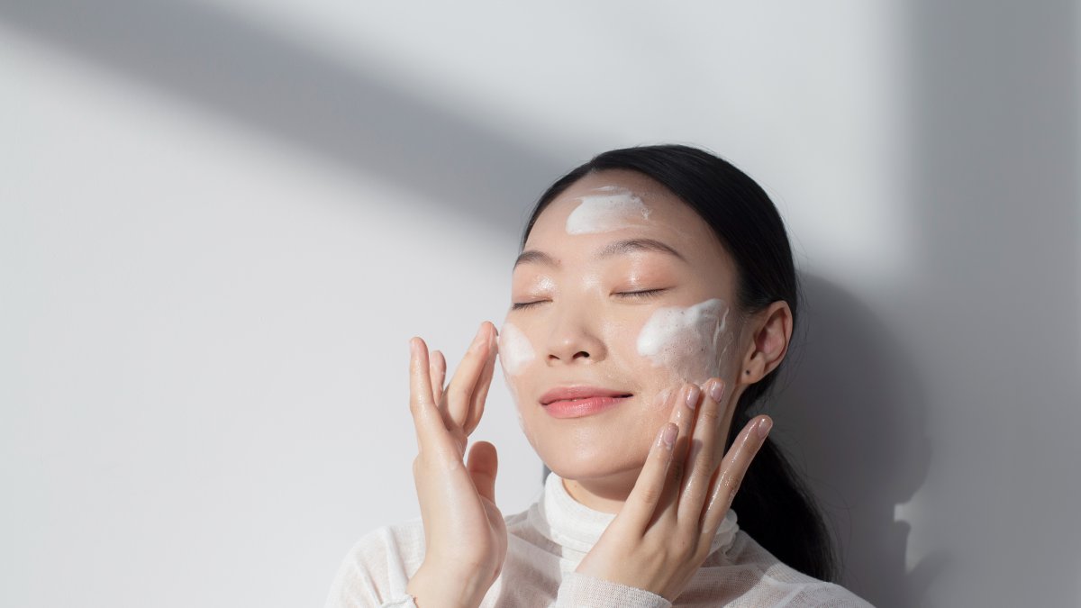 Los pasos más comunes incluyen la doble limpieza (aceite y limpiador acuoso), el tónico, la esencia, el sérum, la crema hidratante y el protector solar.