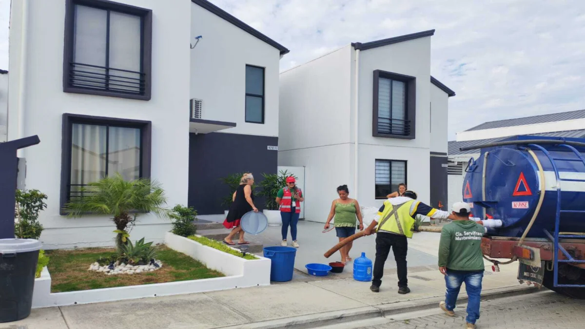 Ante la interrupción del servicio, tanqueros han llegado a urbanizaciones.