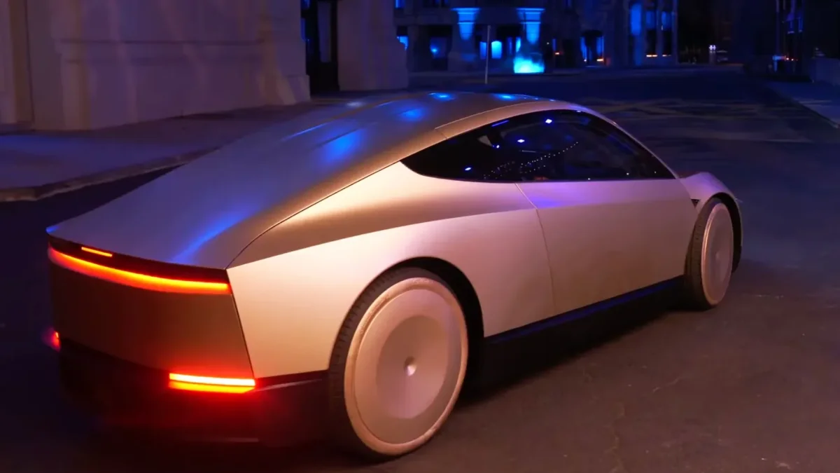 Musk presentó el Cybercab el 10 de octubre de 2024 en los estudios Warner Bros. Burbank de California.