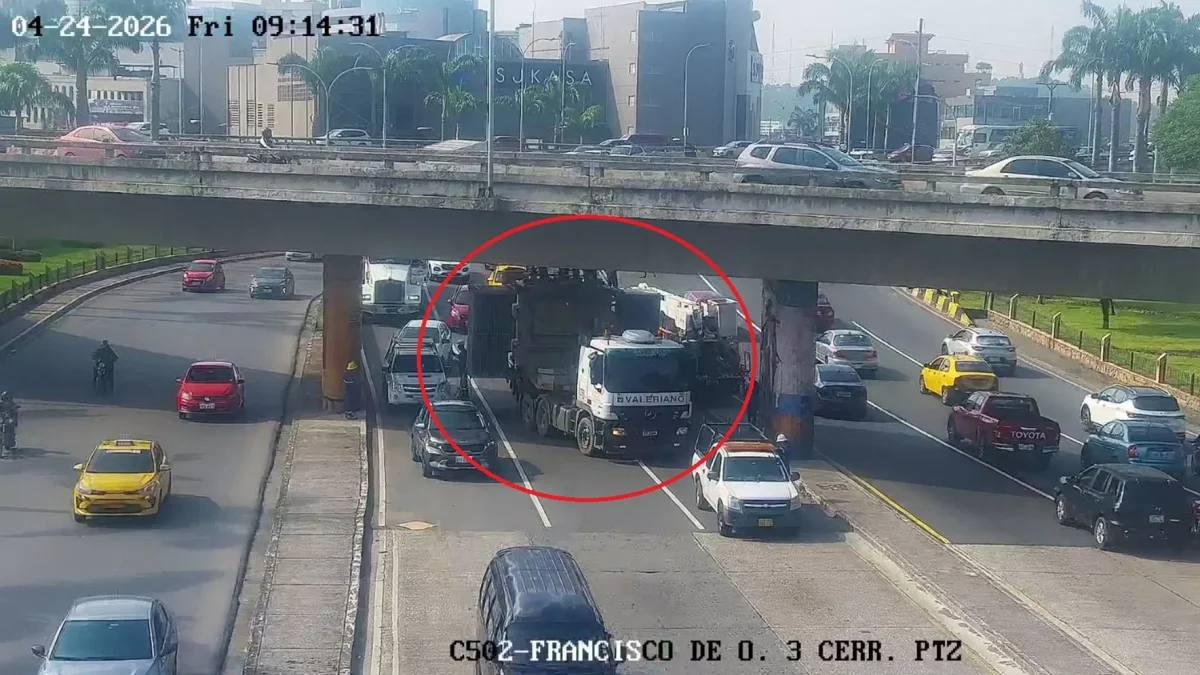 El vehículo pesado quedó atascado en la parte inferior de un puente en la avenida Francisco de Orellana, en el norte de Guayaquil.