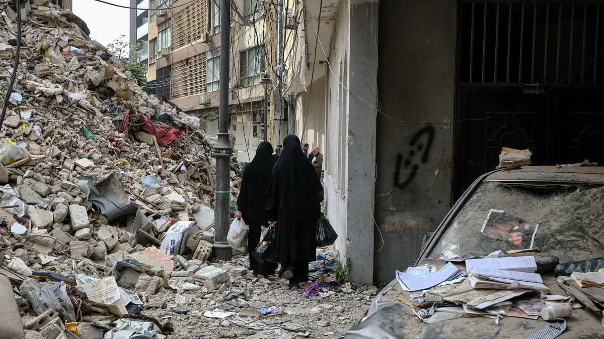 Beirut continúa retirando escombros de edificios destruidos cuando se cumple una semana de los bombardeos simultáneos israelíes que golpearon todo Líbano.