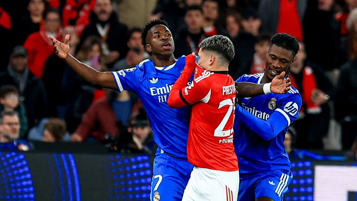 El jugador del Benfica (de espaldas) en el último partido Champions ante Vinicius.
