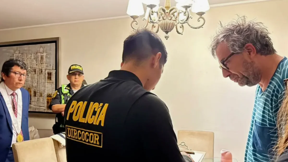 Policía junto al exjefe de la Oficina Nacional de Procesos Electorales (ONPE), Piero Corvetto (derecha), durante una redada en su domicilio en Lima el 24 de abril de 2026.