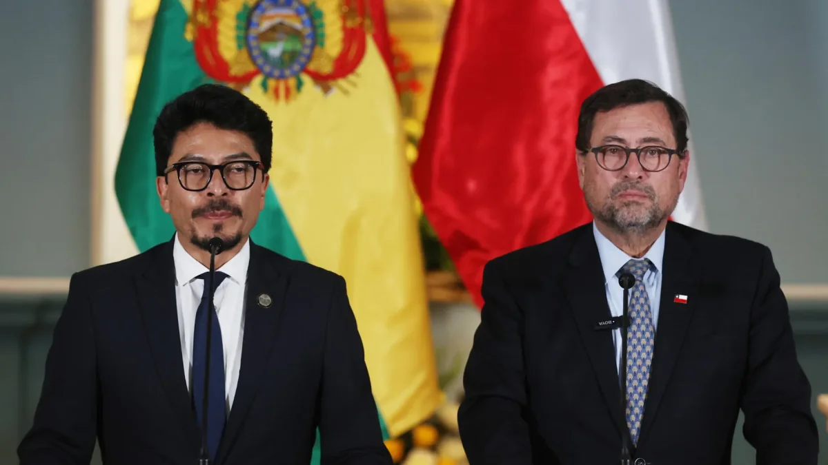 Los cancilleres de Bolivia, Fernando Aramayo (i), y de Chile, Francisco Pérez Mackenna, este jueves, en La Paz (Bolivia).