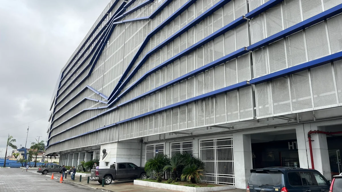 Disparos y gritos en los exteriores del Capwell: transmisión en vivo captó el asalto