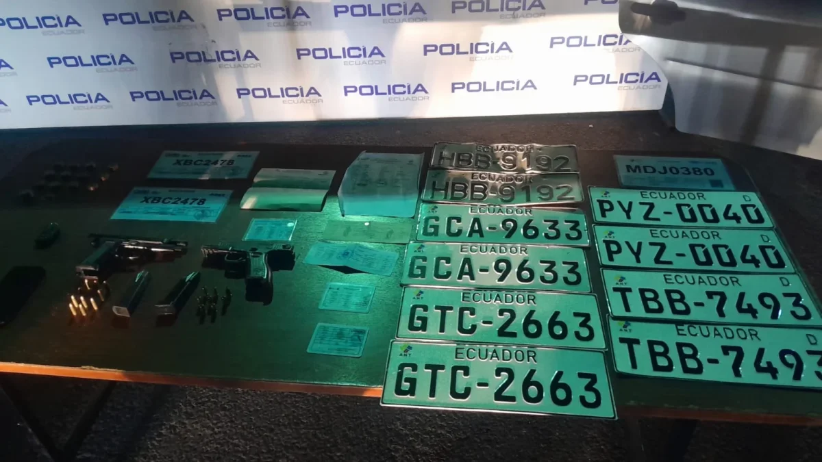 En uno de los operativos, la Polícia encontró placas adulteradas, armas y sustancias ilícitas.