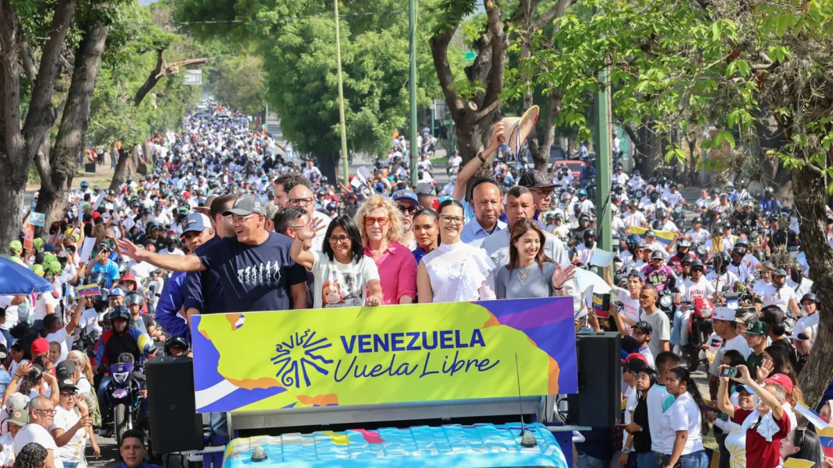 Delcy Rodríguez (c), durante la peregrinación de trece días que convocó para exigir el fin de las sanciones de Estados Unidos, este jueves en el estado Lara (Venezuela).
