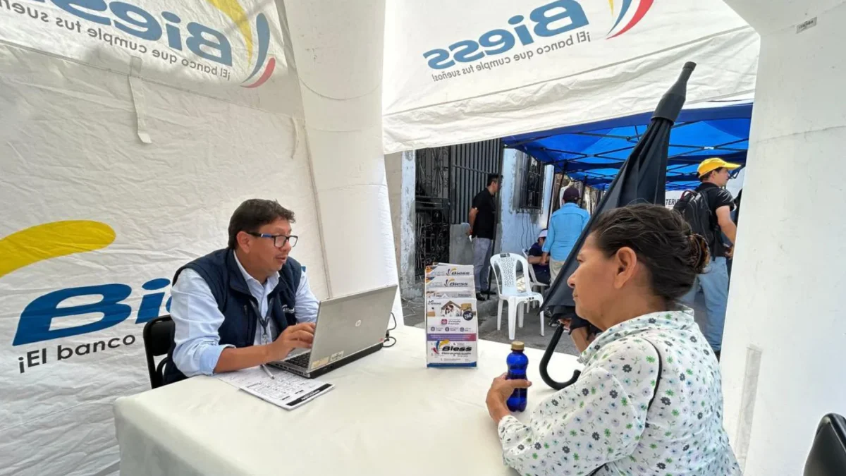 Una persona recibe asesoramiento sobre los créditos del BIESS.