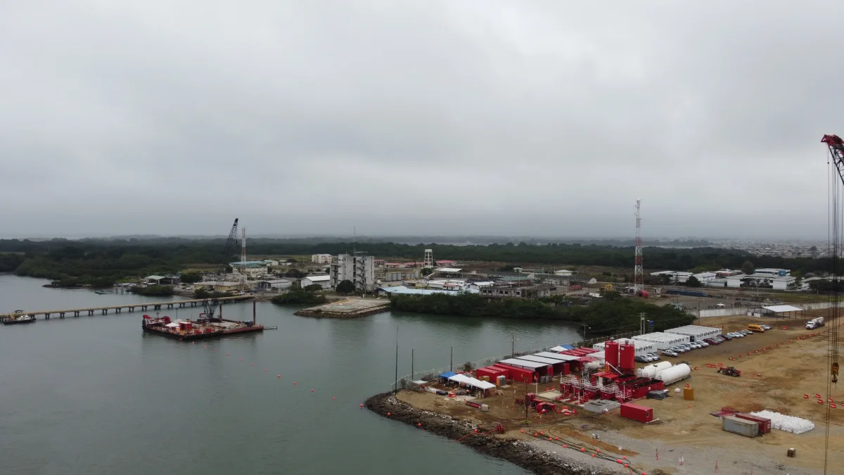 Una visión general del Puerto Bolívar.