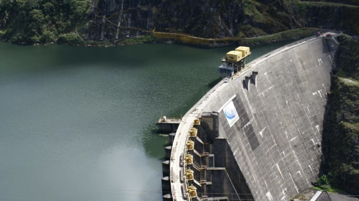 El embalse de Mazar es clave para la generación eléctrica de Ecuador.