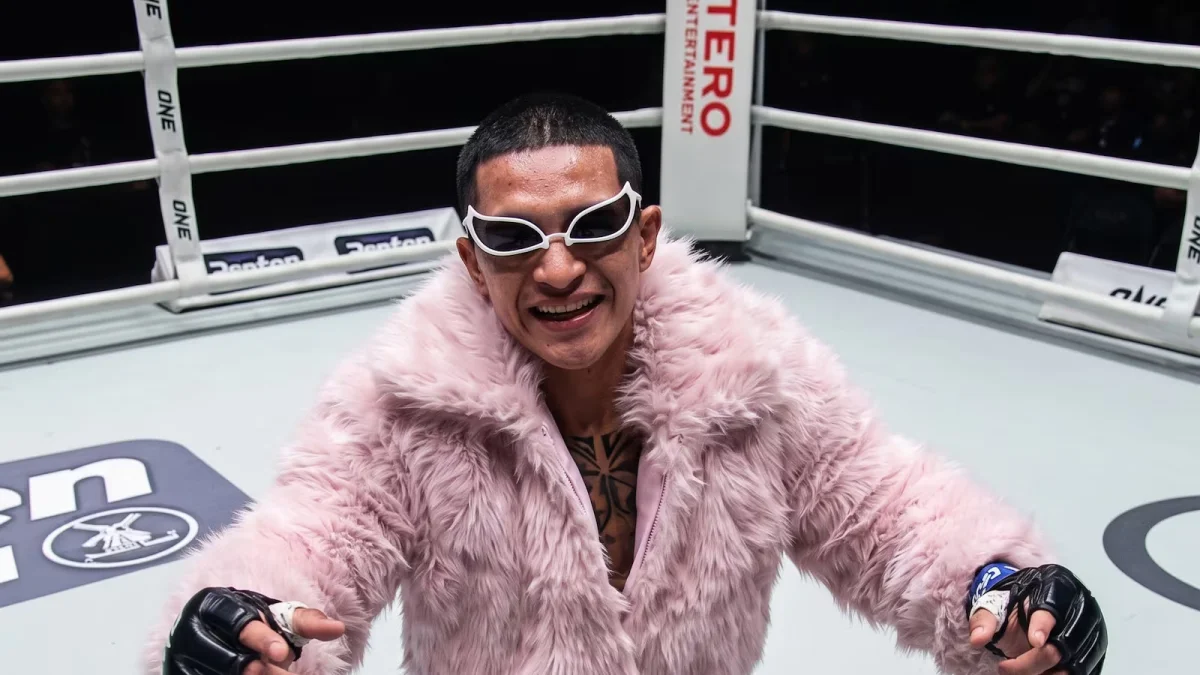 Con indumentaria afelpada y gafas celebró la victoria el ecuatoriano Martín Parra en One Championship.