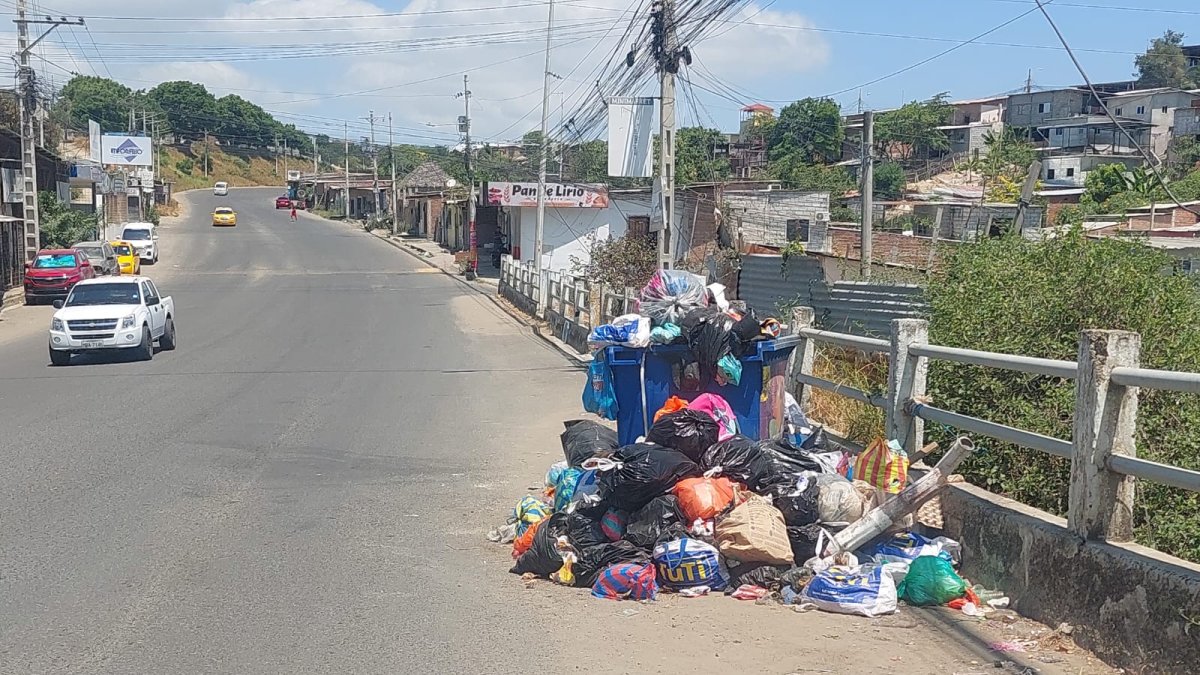 Varias calles de la ciudad de Manta se observan con acumulación de basura
