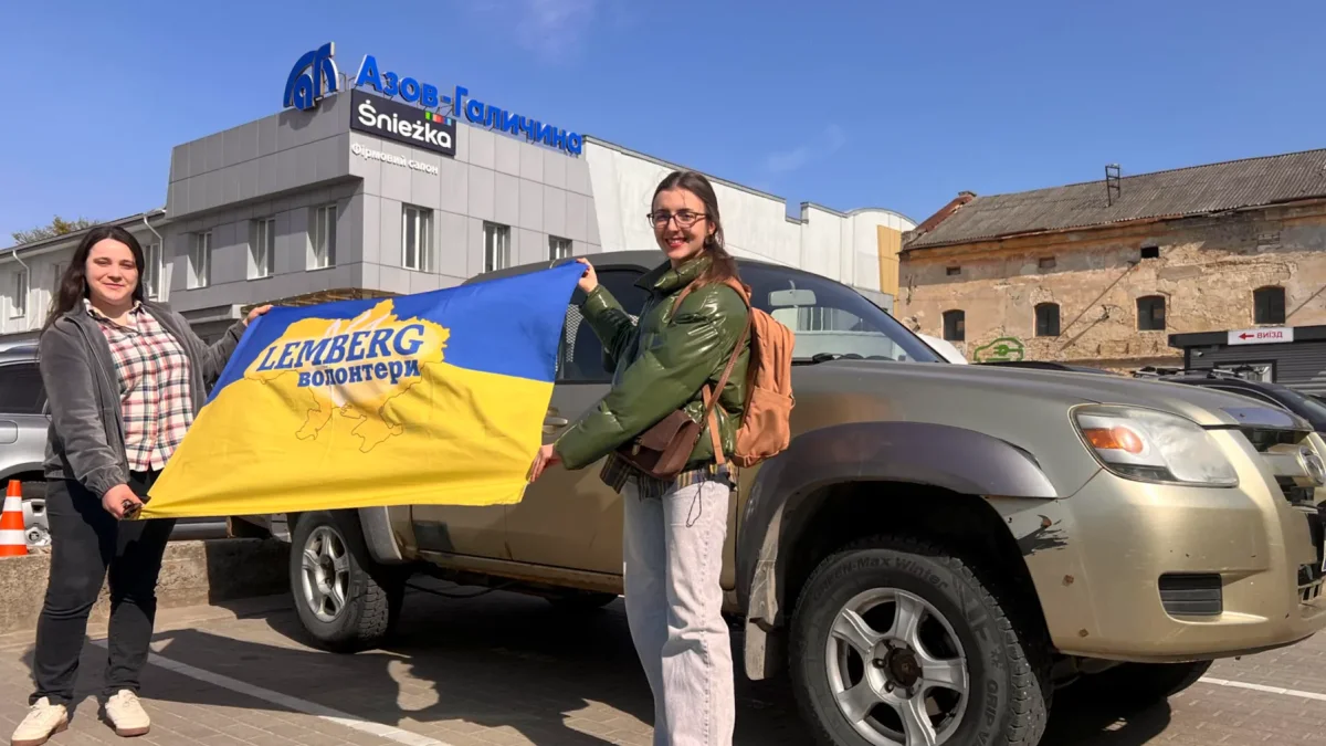 Yulia Múdrik (i), junto a Svitlana Nahorna-Hordiichuk (d), que fundó Lemberg Volunteers, que dedica tiempo y esfuerzo a apoyar a los soldados ucranianos.