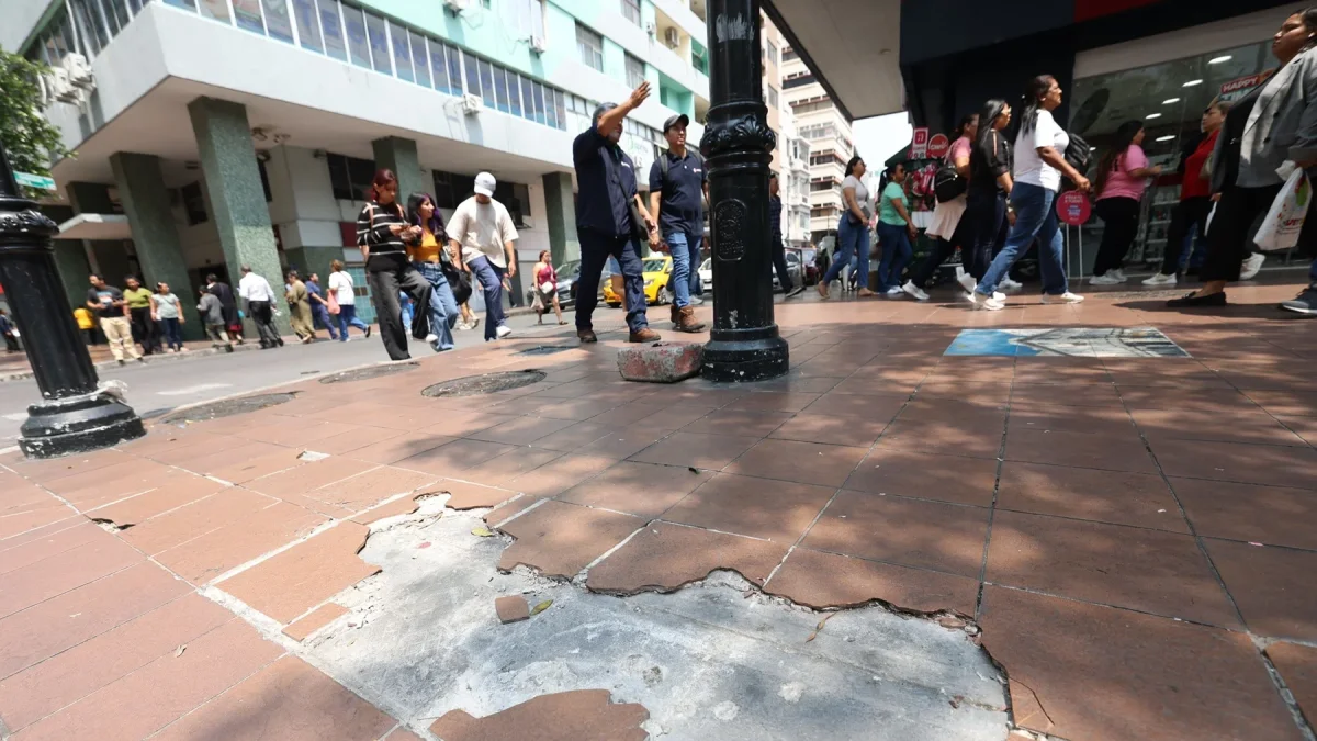 Adoquines dañados en la avenida 9 de Octubre y su intersección con la calle Chimborazo, en el centro de Guayaquil.