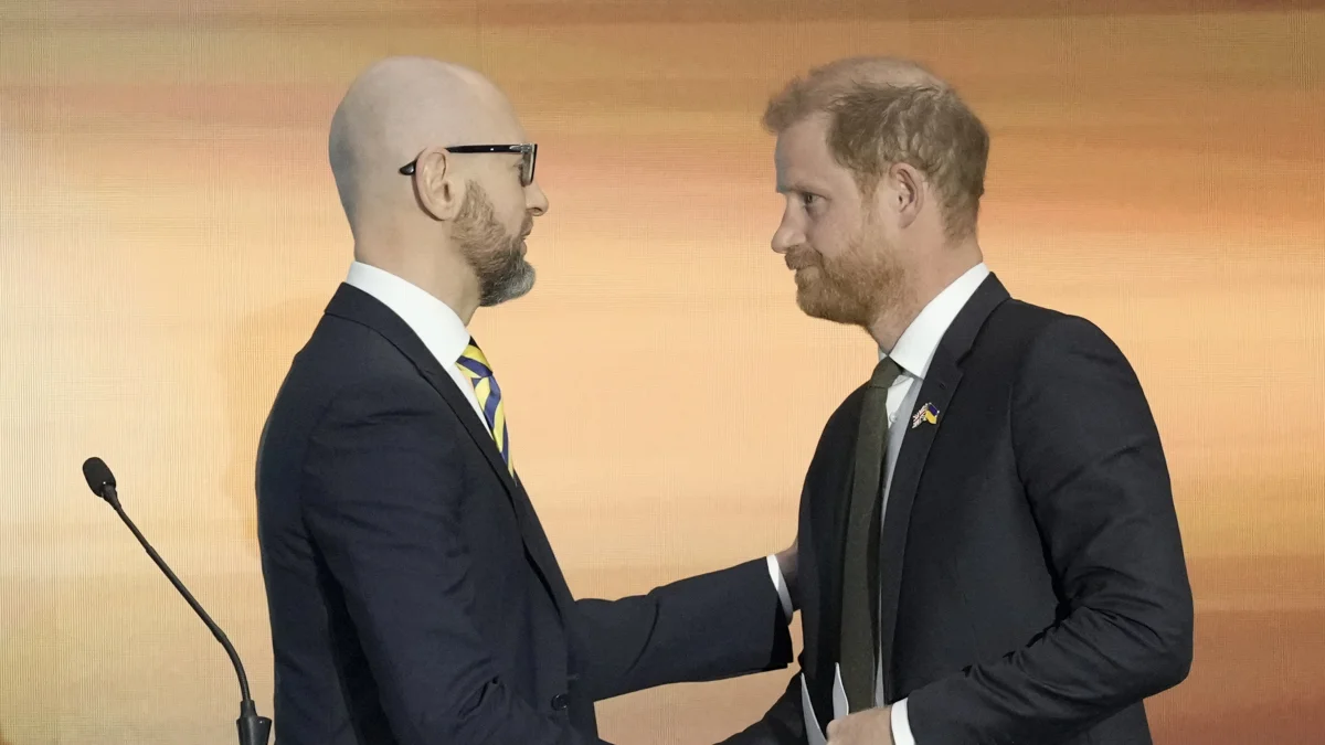 El príncipe Harry de Gran Bretaña y el ex primer ministro ucraniano Arseniy Yatsenyuk se dan la mano durante el Foro de Seguridad de Kiev en Kiev, Ucrania, el 23 de abril de 2026.