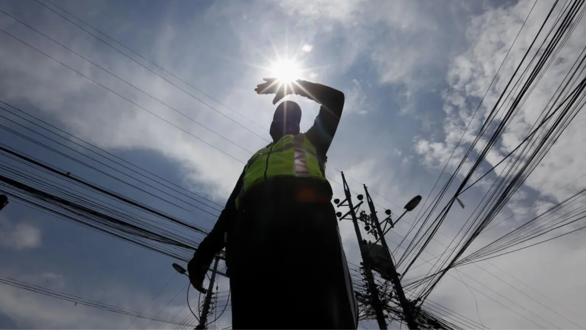 Un agente civil de tránsito de la capital trabaja turnos de ocho o incluso de 12 horas diarias. Usan gorras, buffs y se les aconseja usar protector solar.