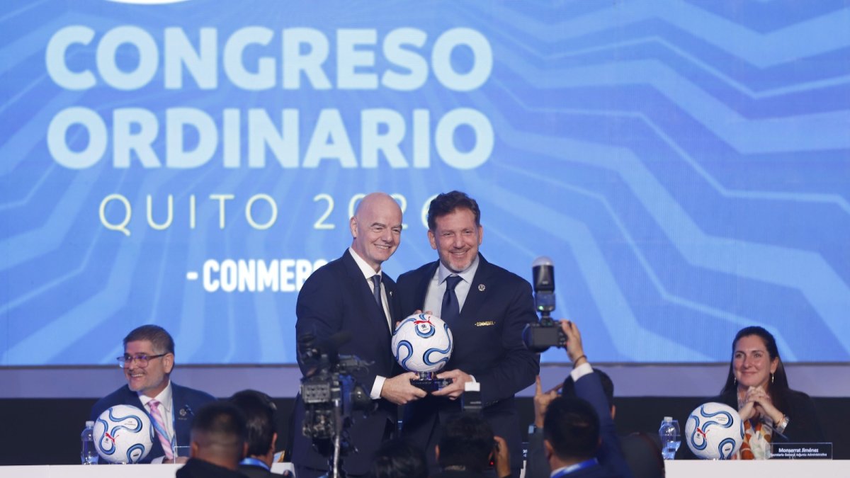 Gianni Infantino, presidente de la FIFA (i) y Alejandro Domínguez, titular de la Conmebol, trataron en Quito diferentes temas e ideas de interés para la región.