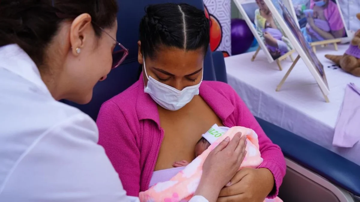 La libreta de salud busca que madres, padres y cuidadores participen activamente en el seguimiento del desarrollo infantil.