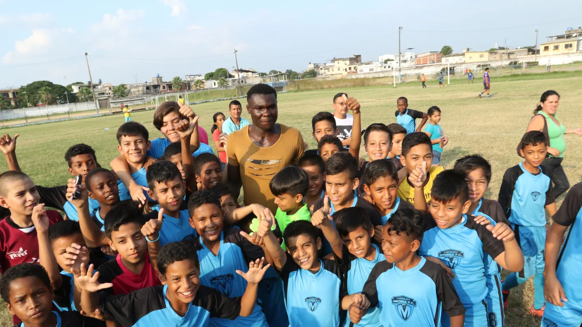 Jordy Caicedo cuando visitó la escuela del profesor Luis Medina en Durán.