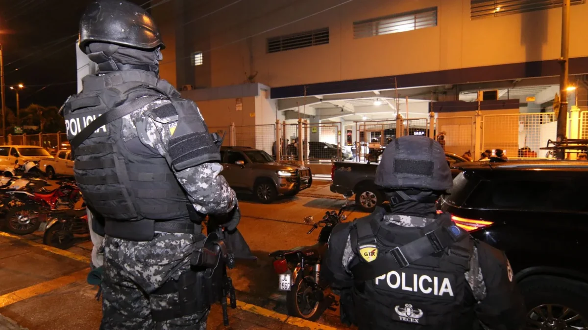 Cinco expolicías ecuatorianos fueron condenados a más de dos años de cárcel por vender municiones policiales a grupos criminales.