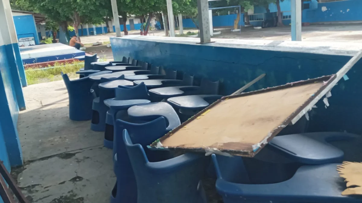 Las bancas en las escuelas se encuentran en mal estado