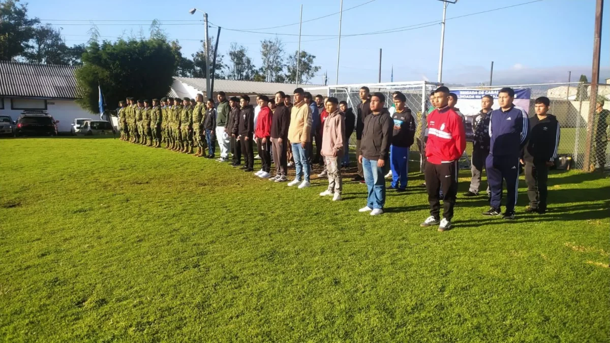 Decenas de jóvenes de la leva 2007 participaron en una jornada de acuartelamiento en Riobamba.