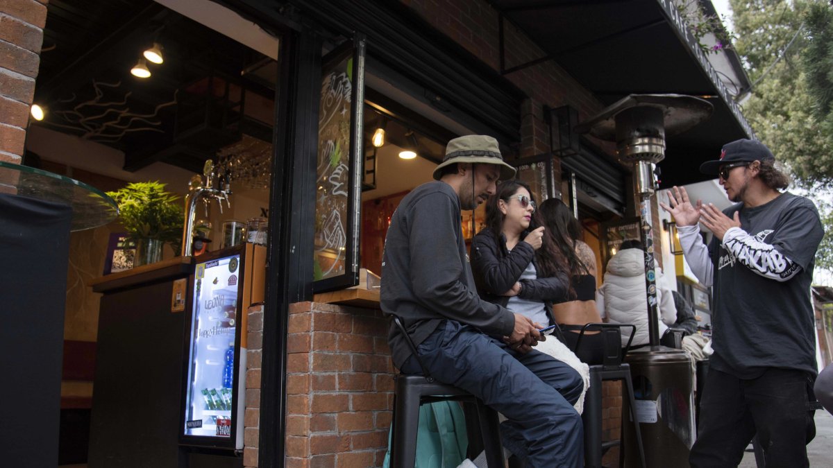 Históricamente, las terrazas y veredas han funcionado como lugares de observación y encuentro.