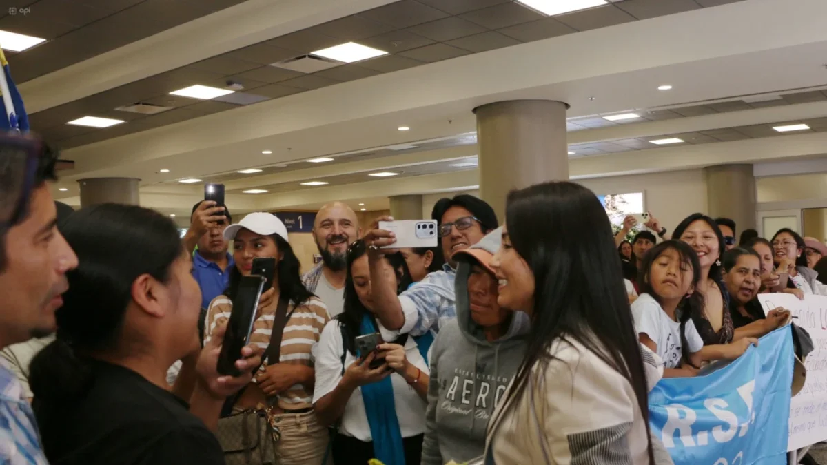 Luisa González llegó a Quito después de un gira internacional y negó pedido de asilo en México.