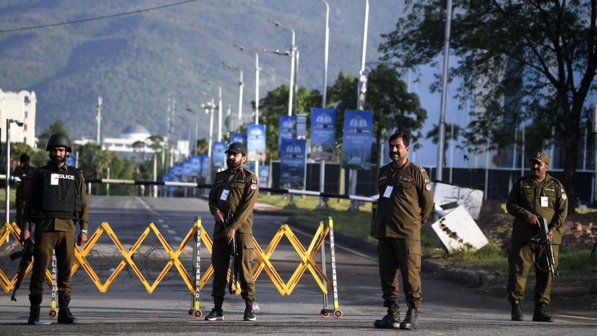 Fuerzas de seguridad paquistaníes en un puesto de control del dispositivo de seguridad en Islamabad, donde han cancelado las conversaciones de paz entre Estados Unidos e Irán.