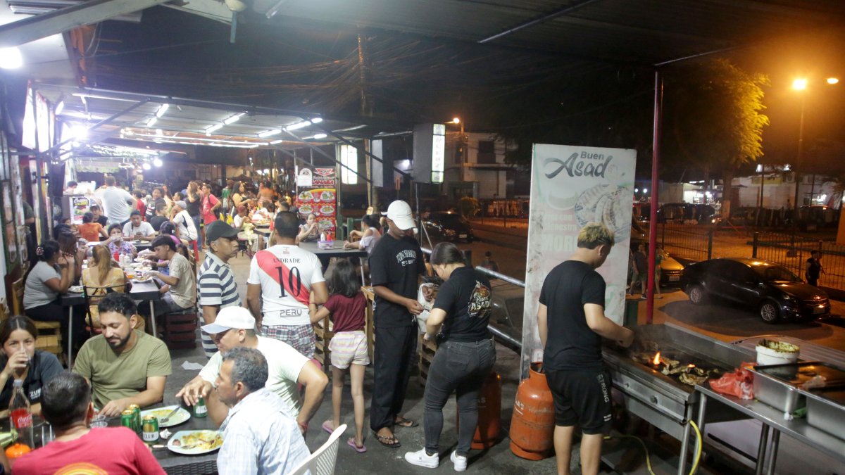 Comedor. Familias acuden a un corredor gastronómico ubicado en las calles 20 y Argentina, suroeste de Guayaquil.